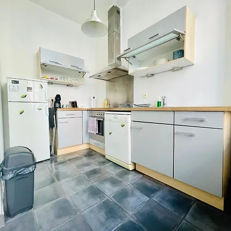 Down-town 1 Bedroom Flat דירה בריסל